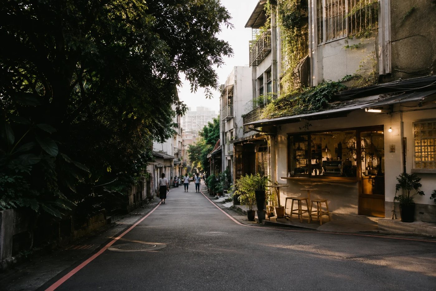 CoPass 首頁街區主視覺：綠樹沿街、小店與咖啡店構成的日常巷弄